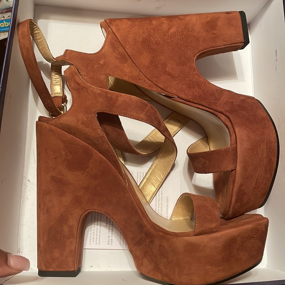 Stuart Weizman Size:9.5 Color: Cognac